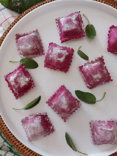 Foto di Ravioli di barbabietola ripieni di patate e ricotta