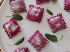 Foto di Ravioli di barbabietola ripieni di patate e ricotta
