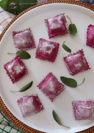 Foto di Ravioli di barbabietola ripieni di patate e ricotta