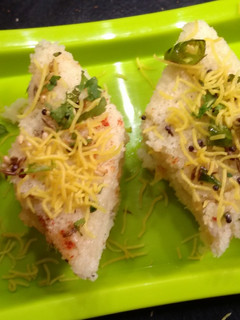 रवा ढोकळा (rava dhokla Recipe in Marathi) रेसिपी चे मुख्य फोटो