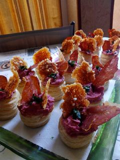 Una foto de Vol au vents con hummus rojo
