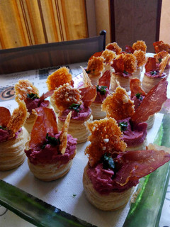 Una foto de Vol au vents con hummus rojo