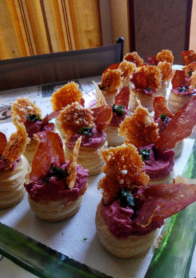 Una foto de Vol au vents con hummus rojo
