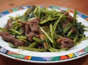 一張炒牛肉的照片
