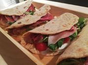 Una foto di piadina con valeriana