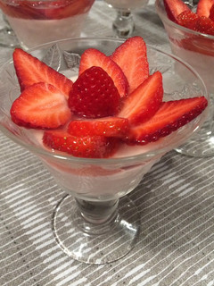 Una foto de Copas de fresas y yogur con colágeno