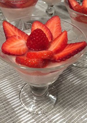 Foto principal de Copas de fresas y yogur con colágeno