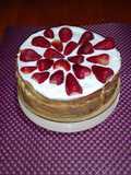 Torta de frutillas con manjar y crema chantilly