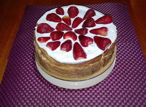 Una foto de Torta de frutillas con manjar y crema chantilly