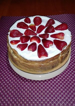 Una foto de Torta de frutillas con manjar y crema chantilly