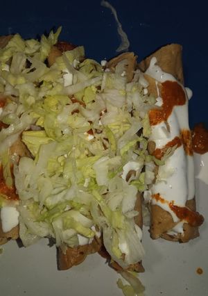 Una foto de Tacos dorados de papa y longaniza