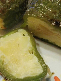 Una foto de Pimientos verdes rellenos de tortilla de patatas y cebolla