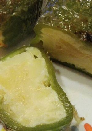 Una foto de Pimientos verdes rellenos de tortilla de patatas y cebolla