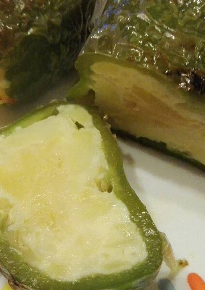 Una foto de Pimientos verdes rellenos de tortilla de patatas y cebolla