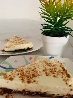 Una foto de Tarta de queso con base de frutos secos y chocolate🥜🥜🍫🍫