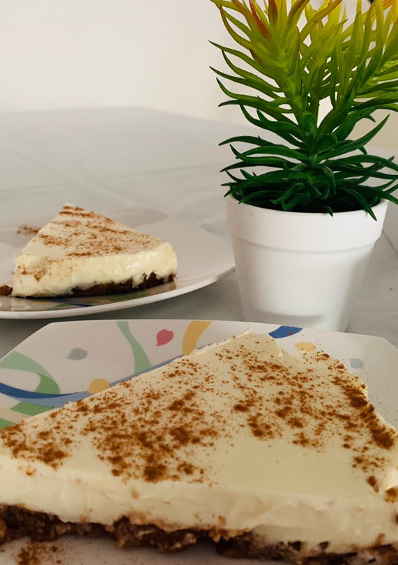 Una foto de Tarta de queso con base de frutos secos y chocolate🥜🥜🍫🍫