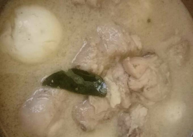 Opor ayam telur kuah putih