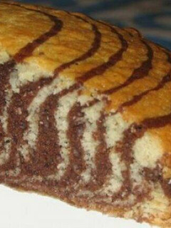 Una foto de Bizcocho de limón y chocolate esponjoso