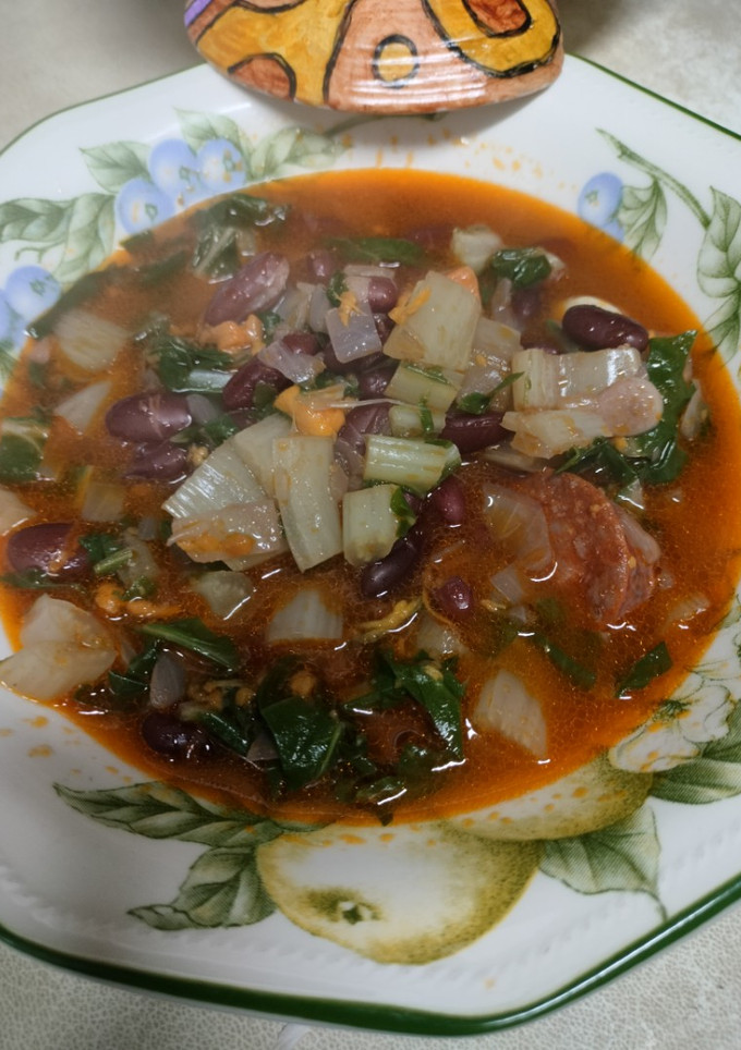 Una foto de Alubias rojas con chorizo y acelgas en olla a presión