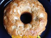 Una foto de budín de pera y manzana