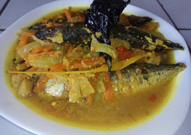 Cara memasak Ikan kembung bumbu acar kuning yang simpel