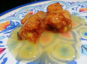 Una foto de Pollo rebozado con salsa de piña