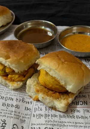 A picture of Bombay vadapaav.
