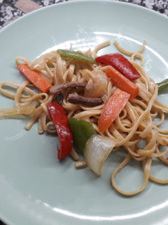 Una foto de Tallarines con verduras, ternera y soja