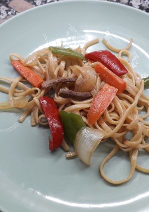 Una foto de Tallarines con verduras, ternera y soja