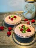 Quark mit Himbeeren und Kokosraspeln