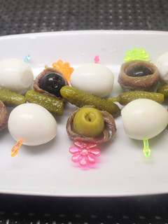 Una foto de Banderillas de huevos de codorniz y anchoas