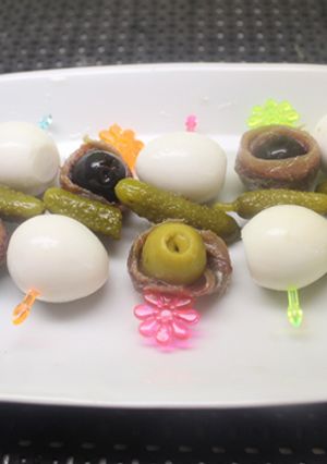 Foto principal de Banderillas de huevos de codorniz y anchoas