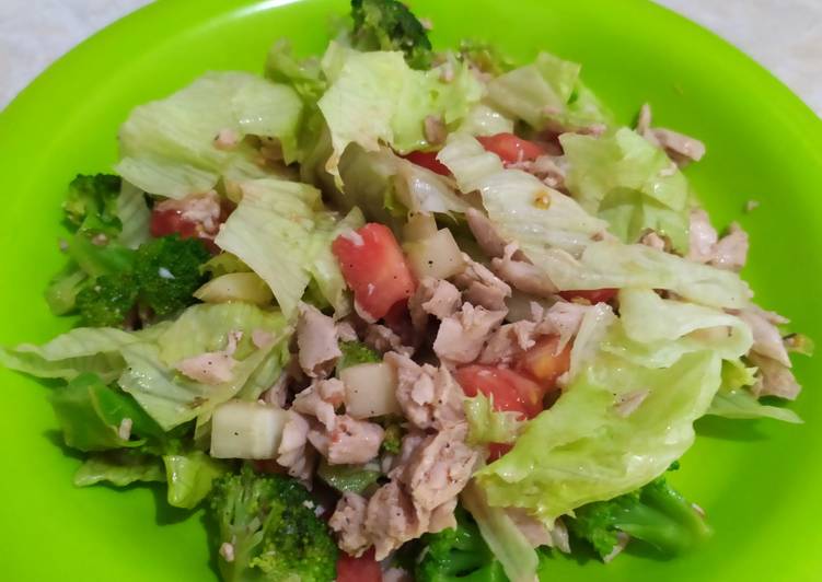 Langkah Mudah untuk Menyiapkan Homemade Tuna Salad, Lezat