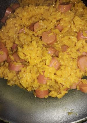Una foto de Arroz amarillo con salchichas,