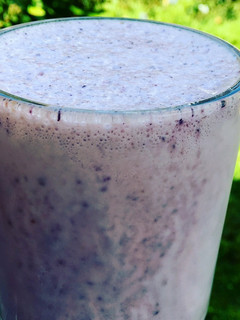 Una foto de Smoothie (batido) de arándano y plátano 🍌