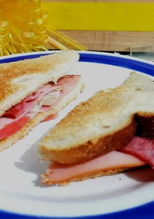 Una foto de Sándwich casero con tocineta😋