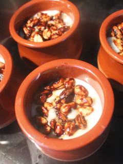 Una foto de Cuajada con garrapiñado de cacahuetes y pistachos