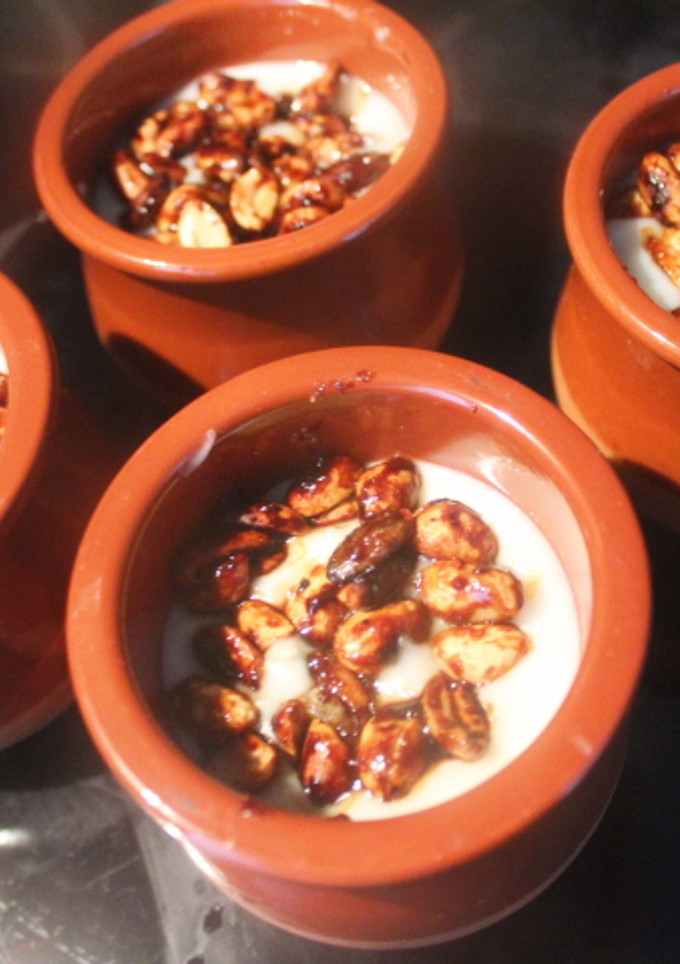Una foto de Cuajada con garrapiñado de cacahuetes y pistachos