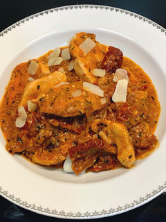 Une photo de Poulet sauce pesto rosso et tomates séchées