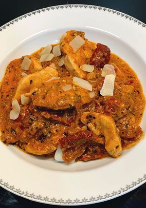 Une photo de Poulet sauce pesto rosso et tomates séchées