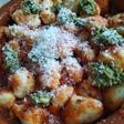 Gnocchis con salsa de tomate y pesto