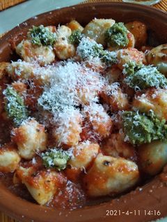 Una foto de Gnocchis con salsa de tomate y pesto