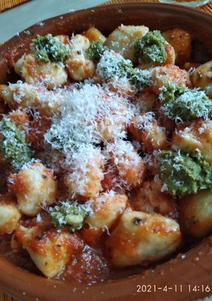 Una foto de Gnocchis con salsa de tomate y pesto