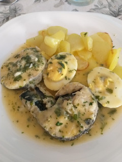 Una foto de Merluza con salsa verde, huevo duro y patatas 👩🍳