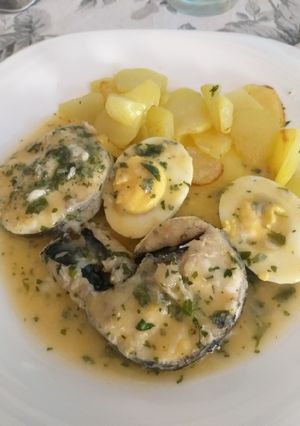 Foto principal de Merluza con salsa verde, huevo duro y patatas 👩‍🍳
