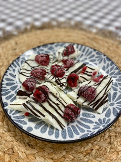 Una foto de Tableta de yogur con frambuesas y chocolate