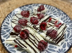 Foto principal de Tableta de yogur con frambuesas y chocolate