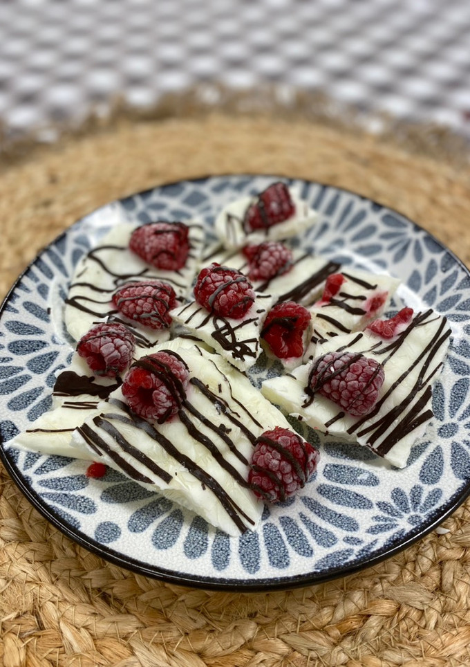 Una foto de Tableta de yogur con frambuesas y chocolate