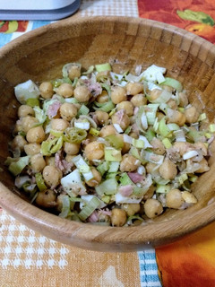 Una foto de Ensalada de garbanzos, puerro, huevo duro y atún