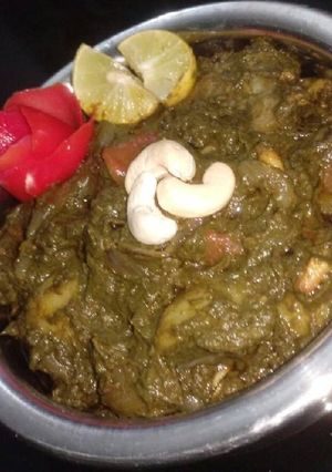 A picture of Palak dum aloo.